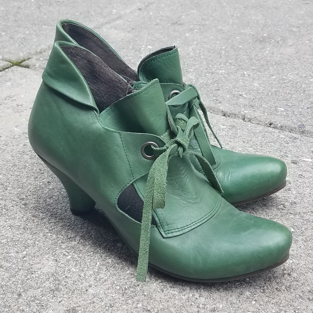 Chocolate Made in Portugal Green Leather Booties
